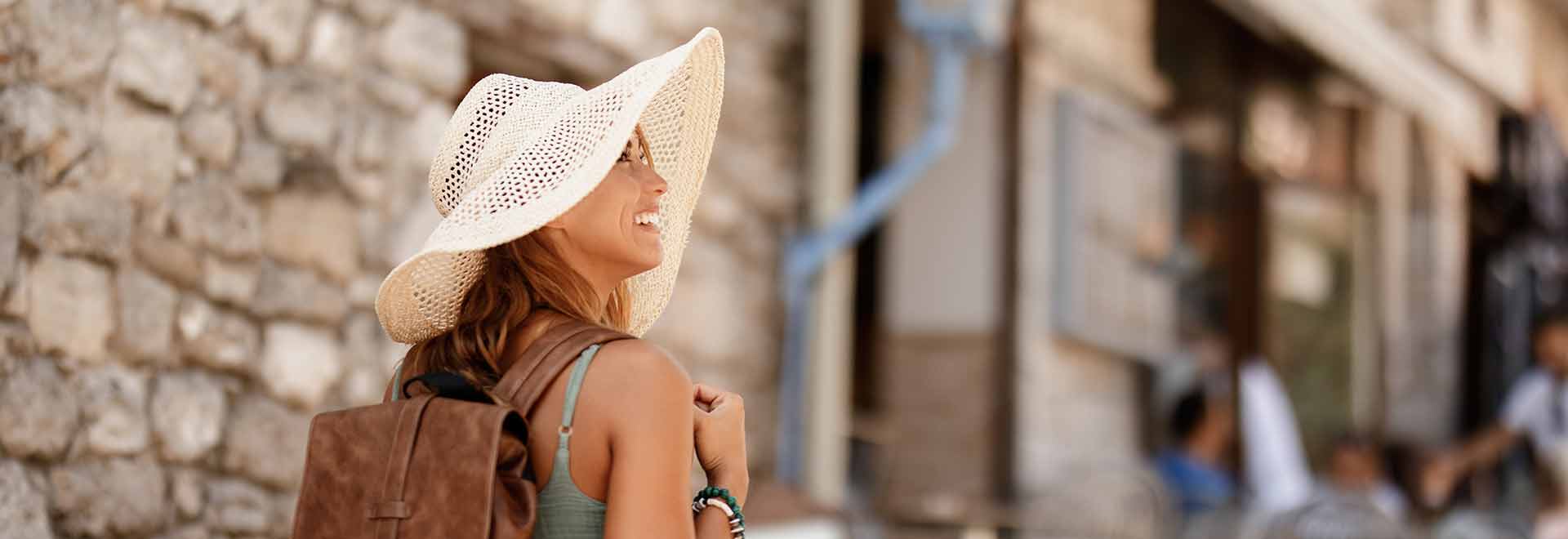 Turista disfrutando el paisaje de las paradas para la peregrinacion